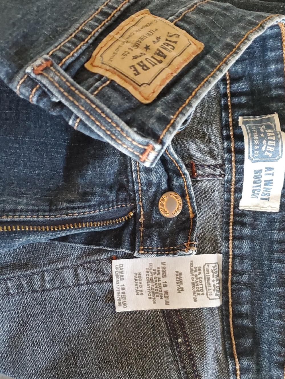 Signature  Levi Strauss & Co Women's Denim Boot Cut Jeans Size Misses 18 Medium